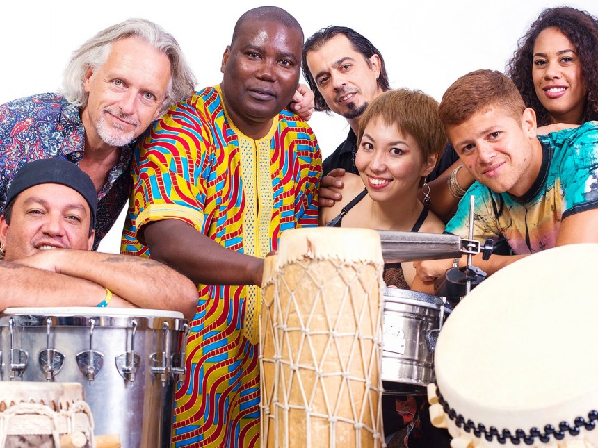 Drums United sind internationale Musikerinnen und Musiker. Bei ihren Konzerten spielen sie auf unterschiedlichen Trommeln aus vielen Ländern der Welt.